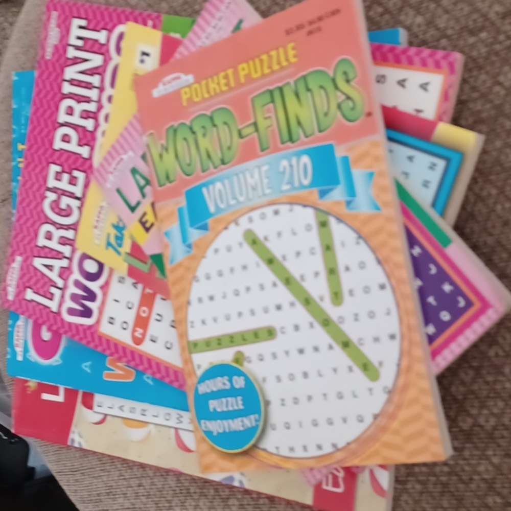 4 Lrg Print Word-Finds puzzles